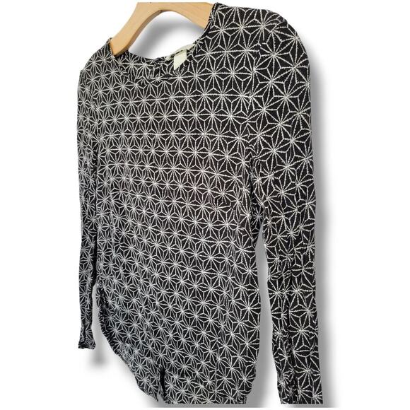 H&M Women’s Black Star Print long sleeve button back Blouse - sz 2 - Picture 3 of 8